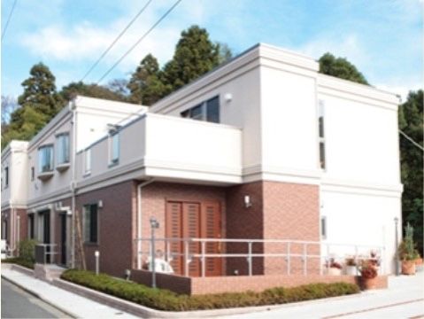 手すりが設置されている介護施設の外観