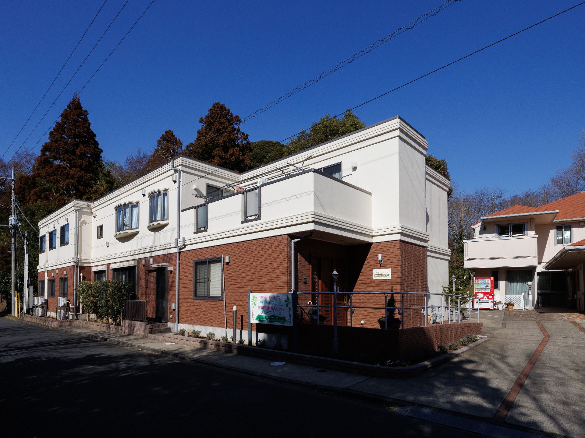 屋根と外壁ともに落ち着いた色合いで、住宅のような雰囲気がある外観