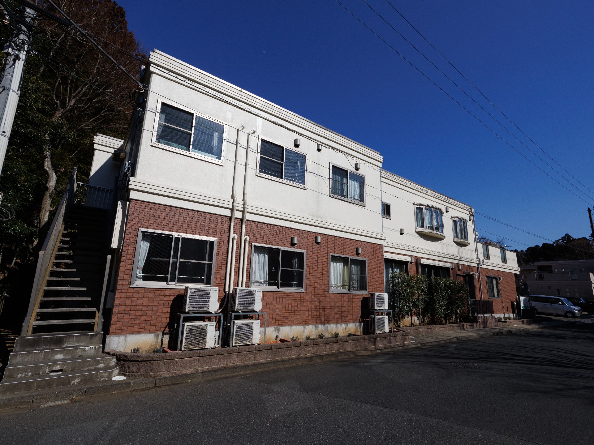介護施設の前にある、整備されている道路