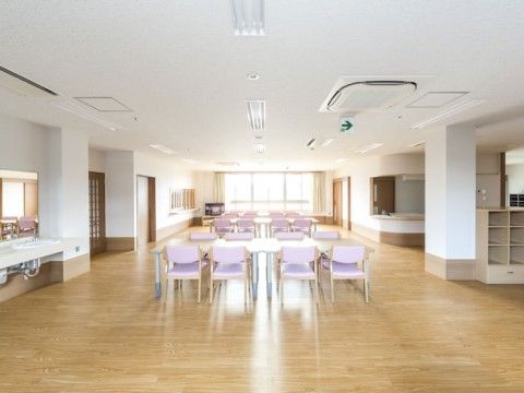 スタッフ専用カウンターが近くに配置された、広々とした食堂