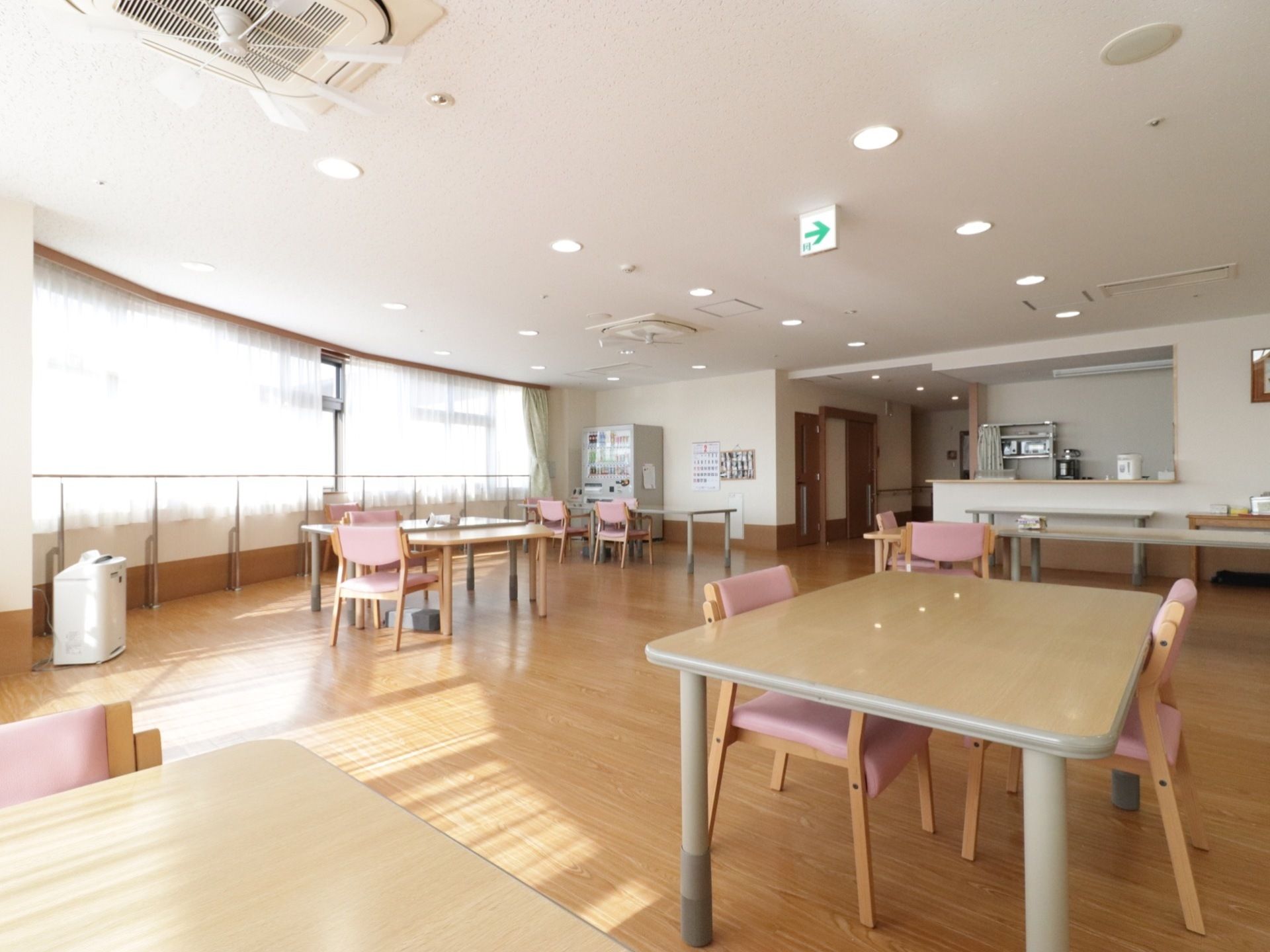 食堂として使われる部屋の隅にはジュースの自動販売機が設置してあり、食事時間以外の軽い飲食にも対応している。
