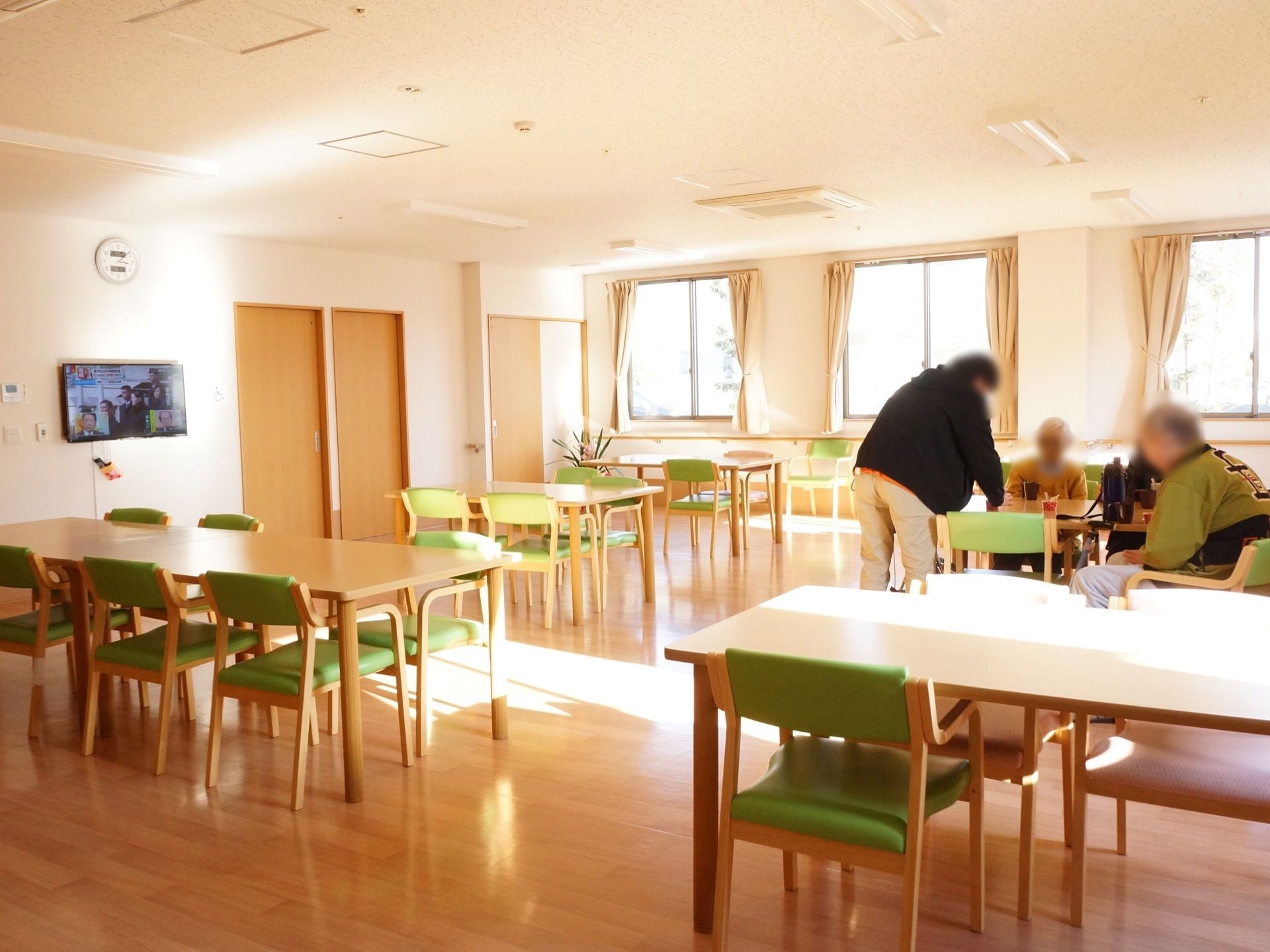 窓が多く外の光が入る明るいスペースである。入居者様同士で会話を楽しんだり、ゆったりくつろぐことができる空間である。