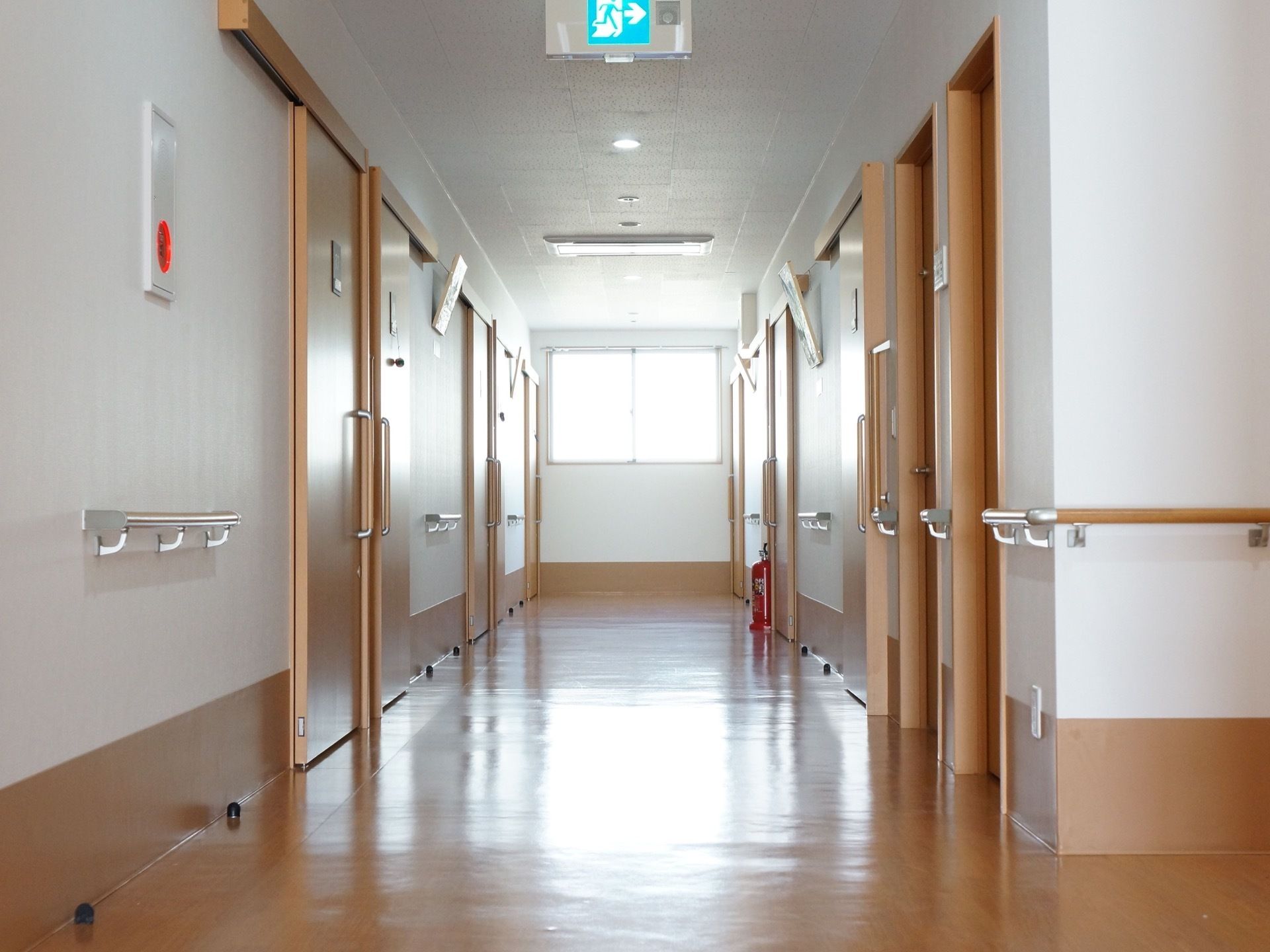 広々とした明るい廊下になっている。火災報知器や消火器を設置しており、いざという時も安心である。壁に手すりがあり、安全に移動ができる。