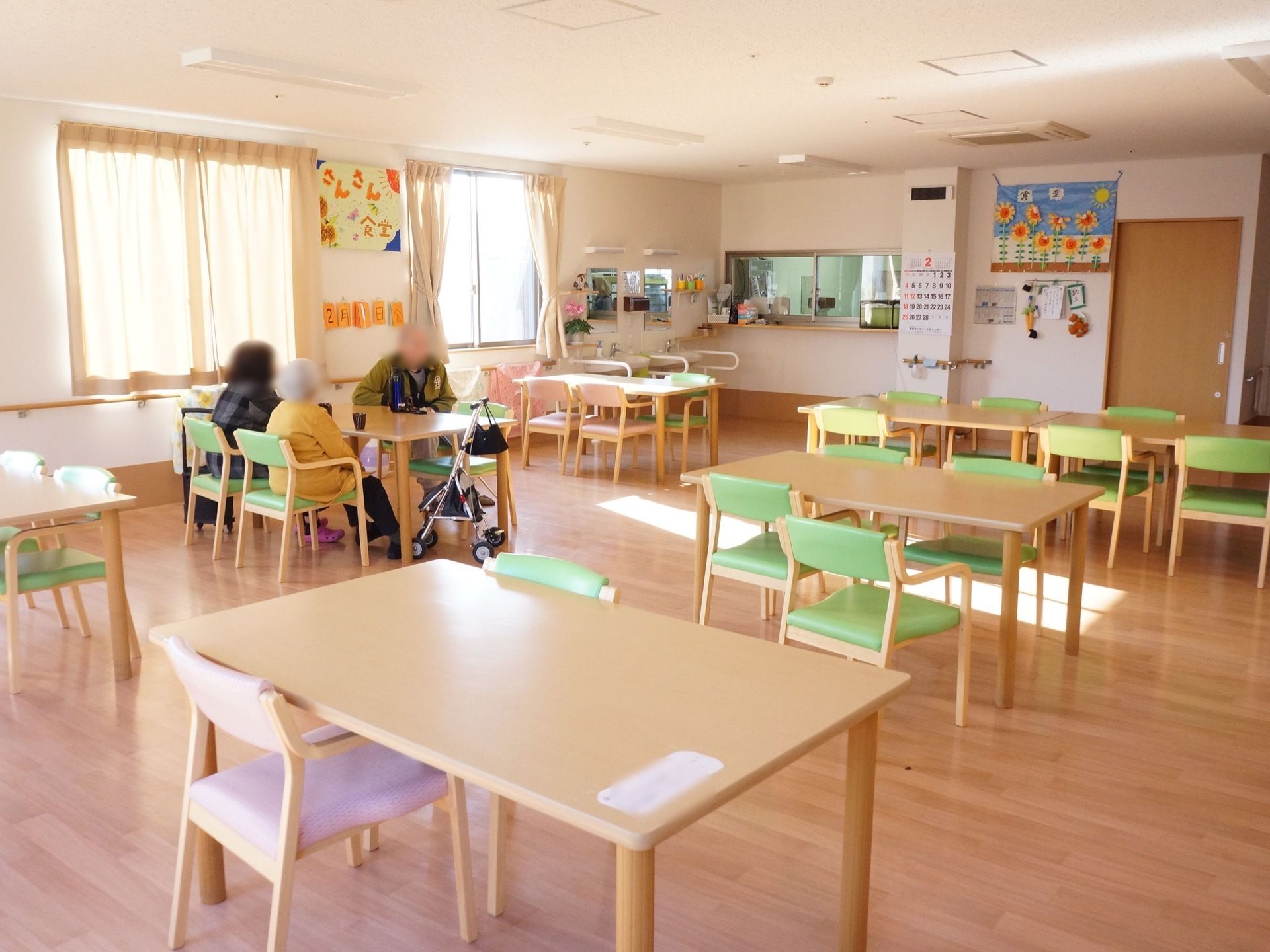 明るく広いスペースにテーブルとひじ掛けのついた椅子を設置している。ゆったりと安全に座ることができ、くつろぐことができる。