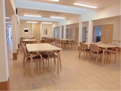 「ソレイユ燦燦」お食事をとるご入居者様 お一人でお食事をとるのが困難でも看護師がサポートするので、快適にお食事をとれる様子がわかる