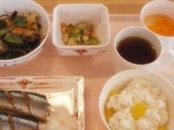 煮魚と栗ご飯と煮物のセット