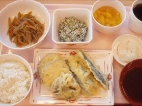 天ぷらときんぴらごぼうと白和え、ご飯と味噌汁のセット