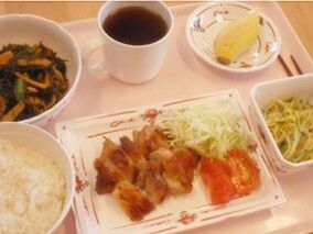 ひじき煮と一口大にカットした揚げ物とサラダのセット