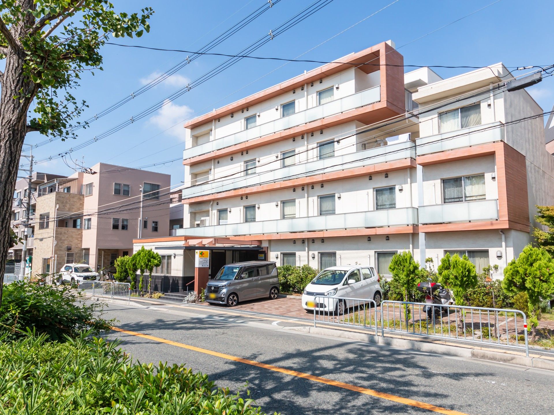 明るい外観の建物