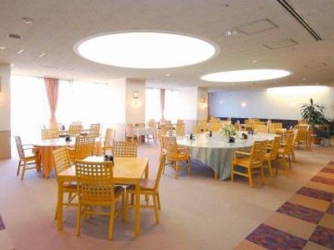 「湖の都 サンテーヌ土浦」のリビング・ダイニング。円盤型の明るい照明。