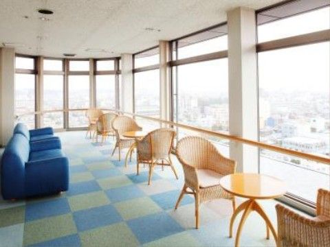 「湖の都 サンテーヌ土浦」のスカイラウンジ。歓談を楽しみながら眺望できる。