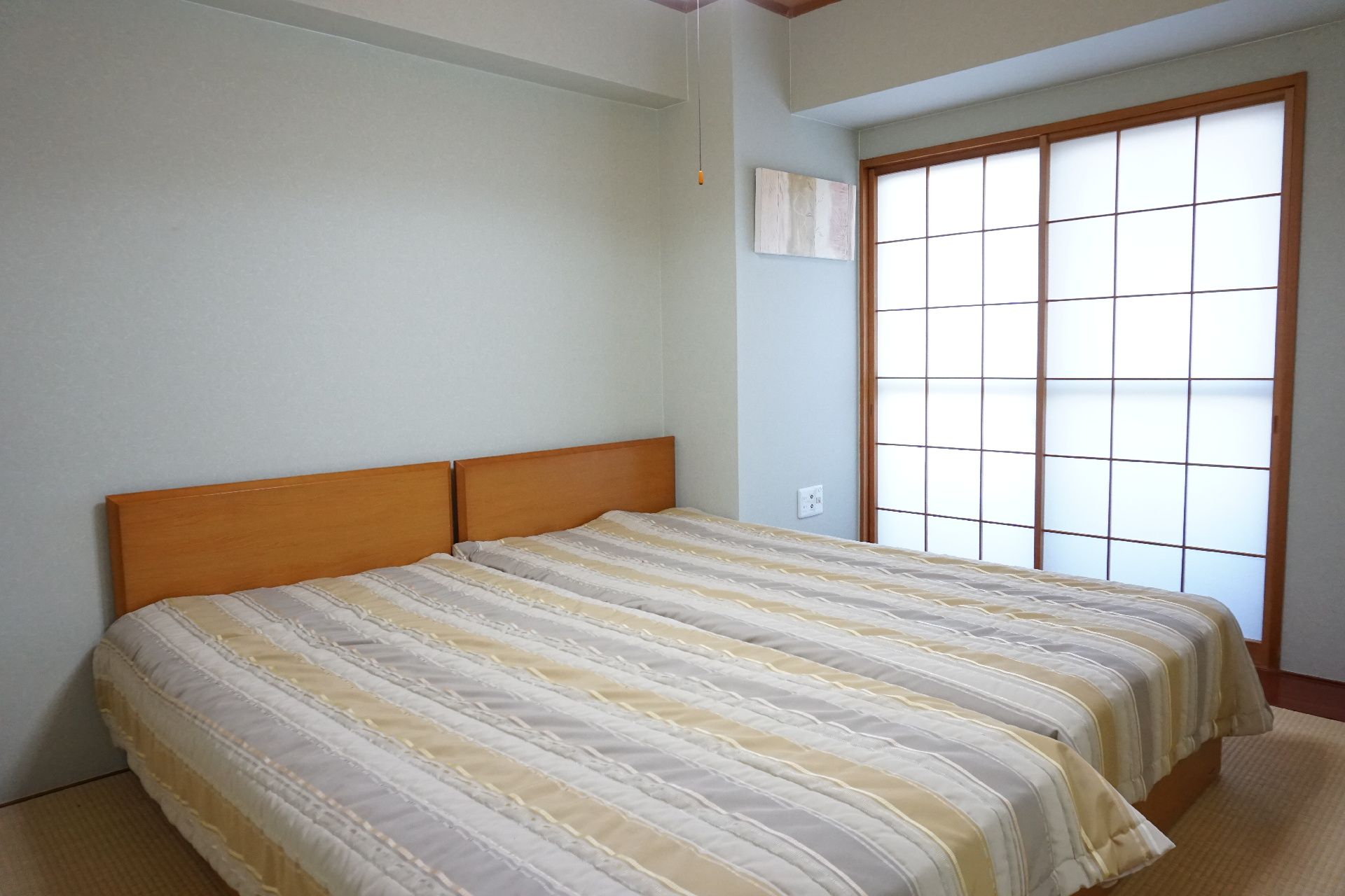 ベッドが設置されている和風の部屋