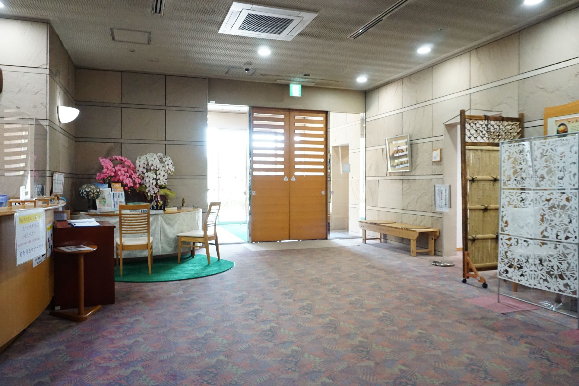 受付が設置されている高齢者施設の玄関