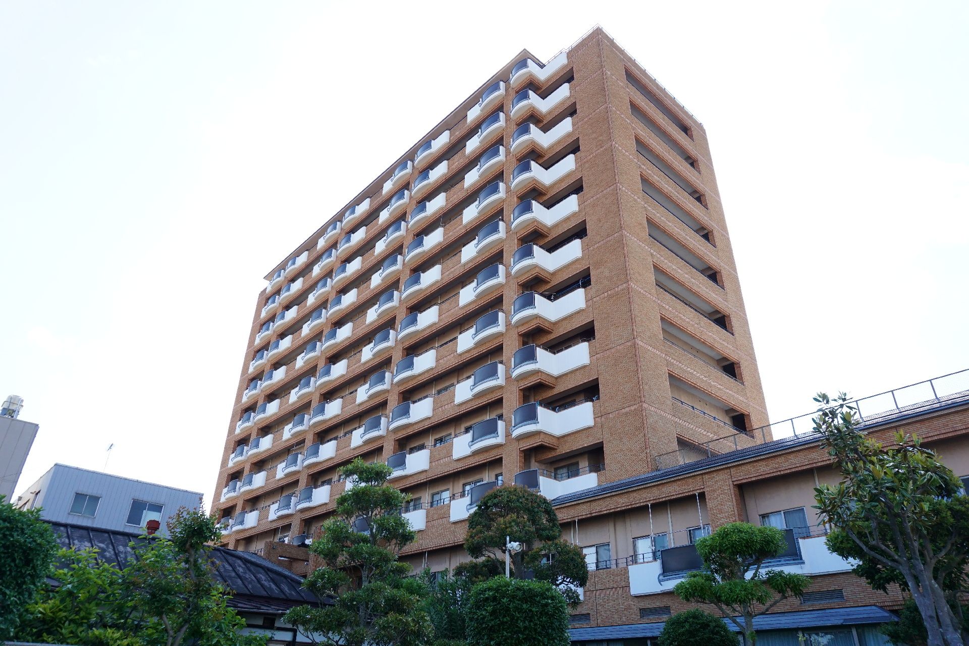 「湖の都 サンテーヌ土浦」の外観。地上12階建てのマンション施設。