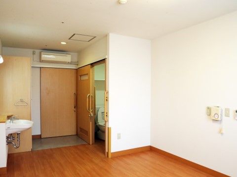 「そんぽの家 高蔵寺」居室。床はフローリングとなっており、広々としたスペースが特徴です。