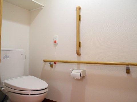 「そんぽの家 高蔵寺」おトイレ。壁には手摺がついており、またナースコールも設置済みです。