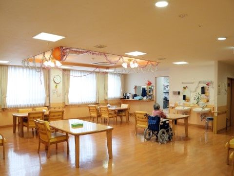 「そんぽの家 高蔵寺」食堂。天井には飾り物が付けてあり、オシャレな空間を演出しています。