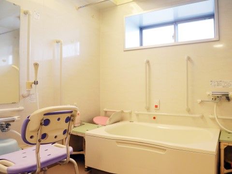 「そんぽの家 高蔵寺」個別浴室。真っ白に掃除が行き届いている浴槽の上には、小さな窓があります。