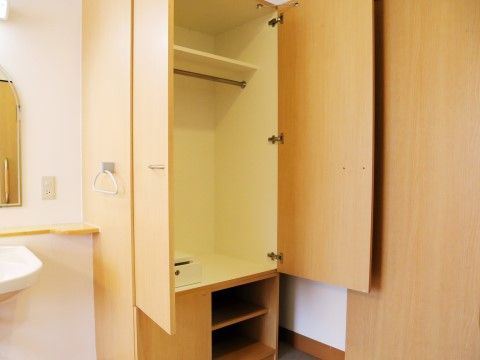 「そんぽの家 高蔵寺」居室クローゼット。収納スペースには余裕があります。