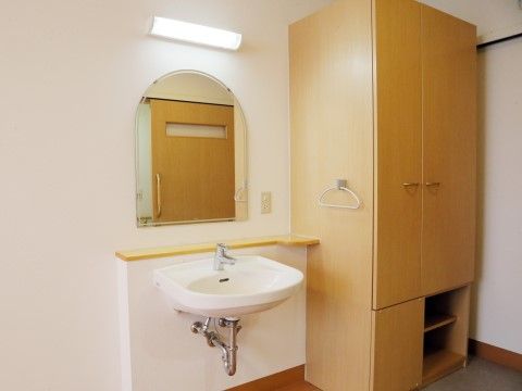「そんぽの家 高蔵寺」居室洗面台。横には、収納スペースに余裕のあるクローゼットをご用意しています。