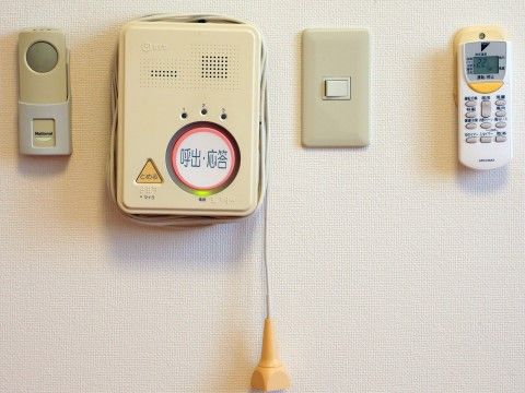 そんぽの家 高蔵寺」緊急通報装置。横には、エアコンのリモートコントロールも付いています。