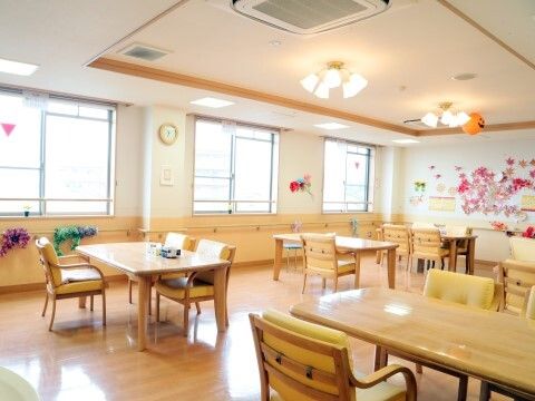 共有スペースの明るい食堂
