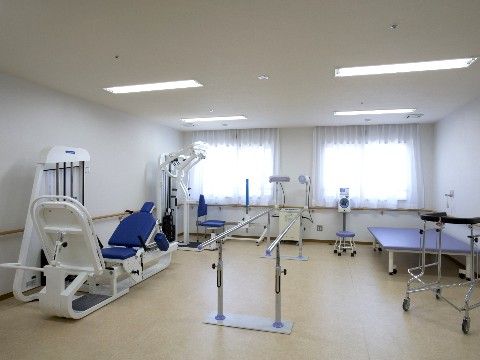 白系で統一されていて、様々なリハビリ器具が置いてある機能訓練室