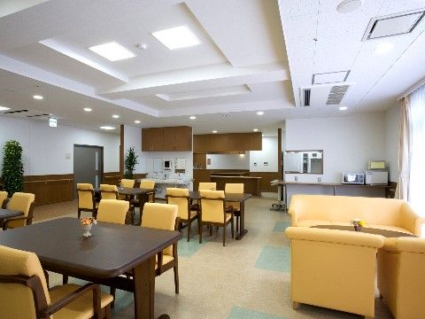テーブルと椅子が置いてあり、あたたかい雰囲気がある談話室