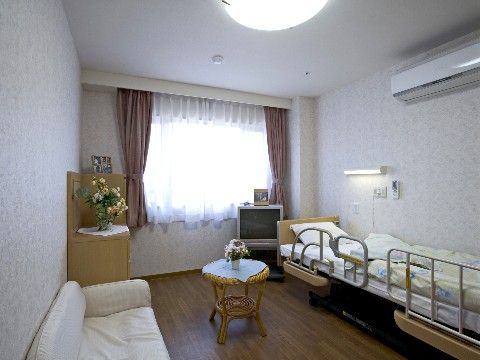 大きめの窓があり、介護用ベッドが備え付けられている一人部屋