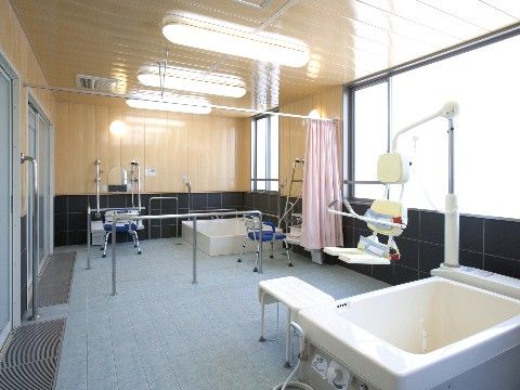 介護用風呂や椅子が設置されていて、広々と使える浴室