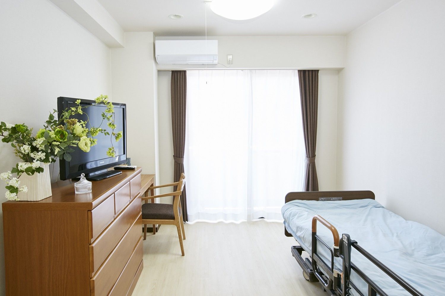 そんぽの家 加島駅前の居室。ご自宅より生活用品・家具を持ち込んでの居室環境をお作りいただけます。