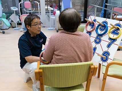女性ケアマネジャーと笑顔で話す高齢女性