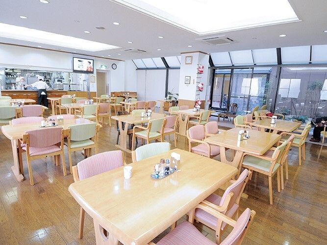 そんぽの家 加島駅前のリビング。毎日沢山の方々で賑わいながらの楽しい日常風景となっております。