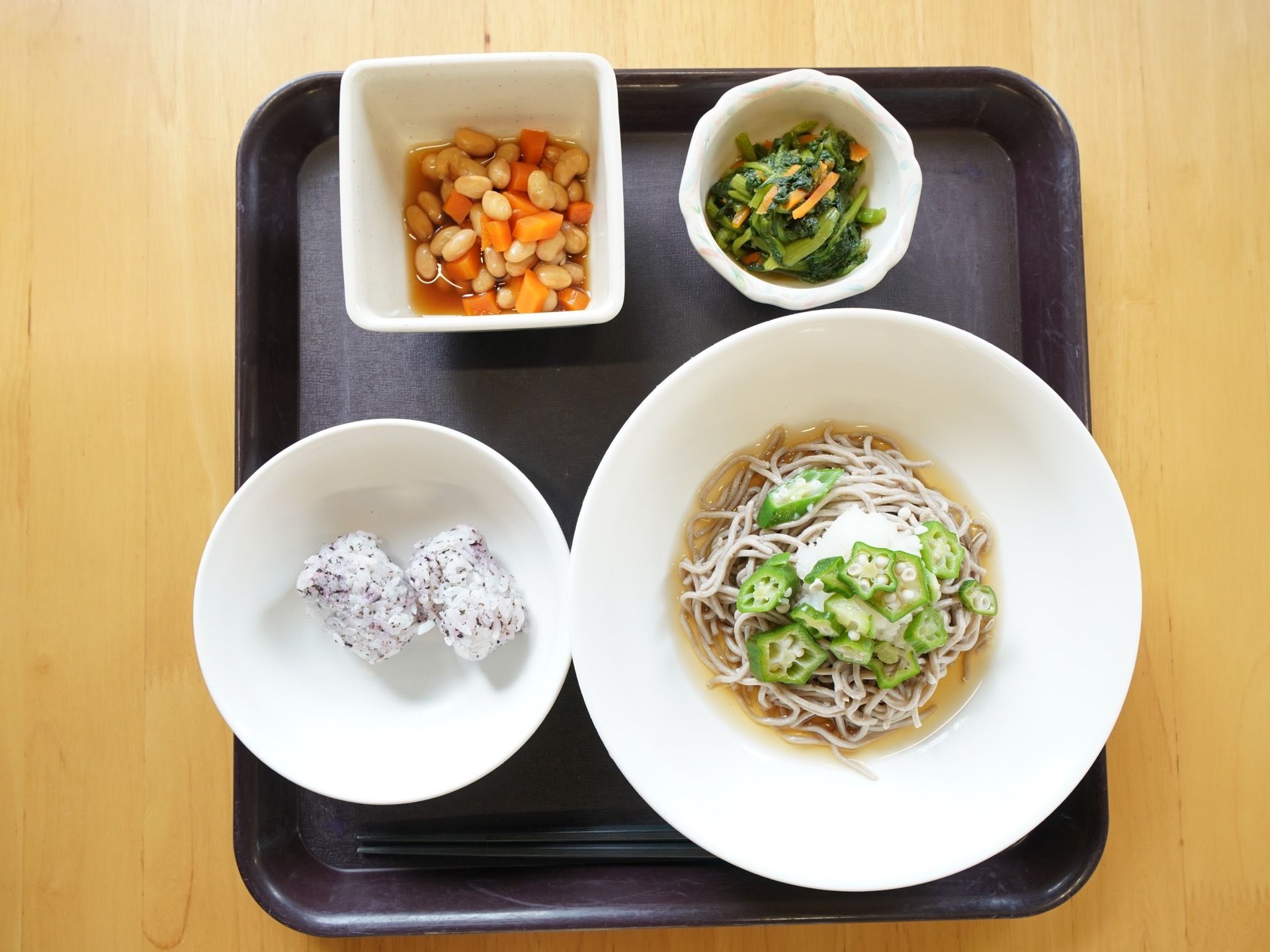 食事はトレイにのせられ、１人分ずつ配膳される。彩りや栄養バランスなどを考え、主食とおかずがバランスよく並んでいる。