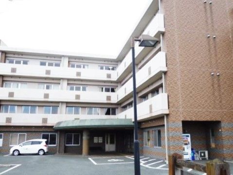 くまもと長寿苑そよ風シニアハウスの外観。大きな駐車場を完備しておりますので、ご来訪の際はお車でのお越しが出来ます。