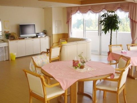くまもと長寿苑そよ風シニアハウスのリビング。毎日沢山の入居者様で大いに賑わう楽しいお食事風景となっております。