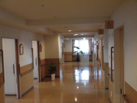 くまもと長寿苑そよ風シニアハウスの廊下。明るく広々とした廊下では車いすでのご通行も楽に行なえます。