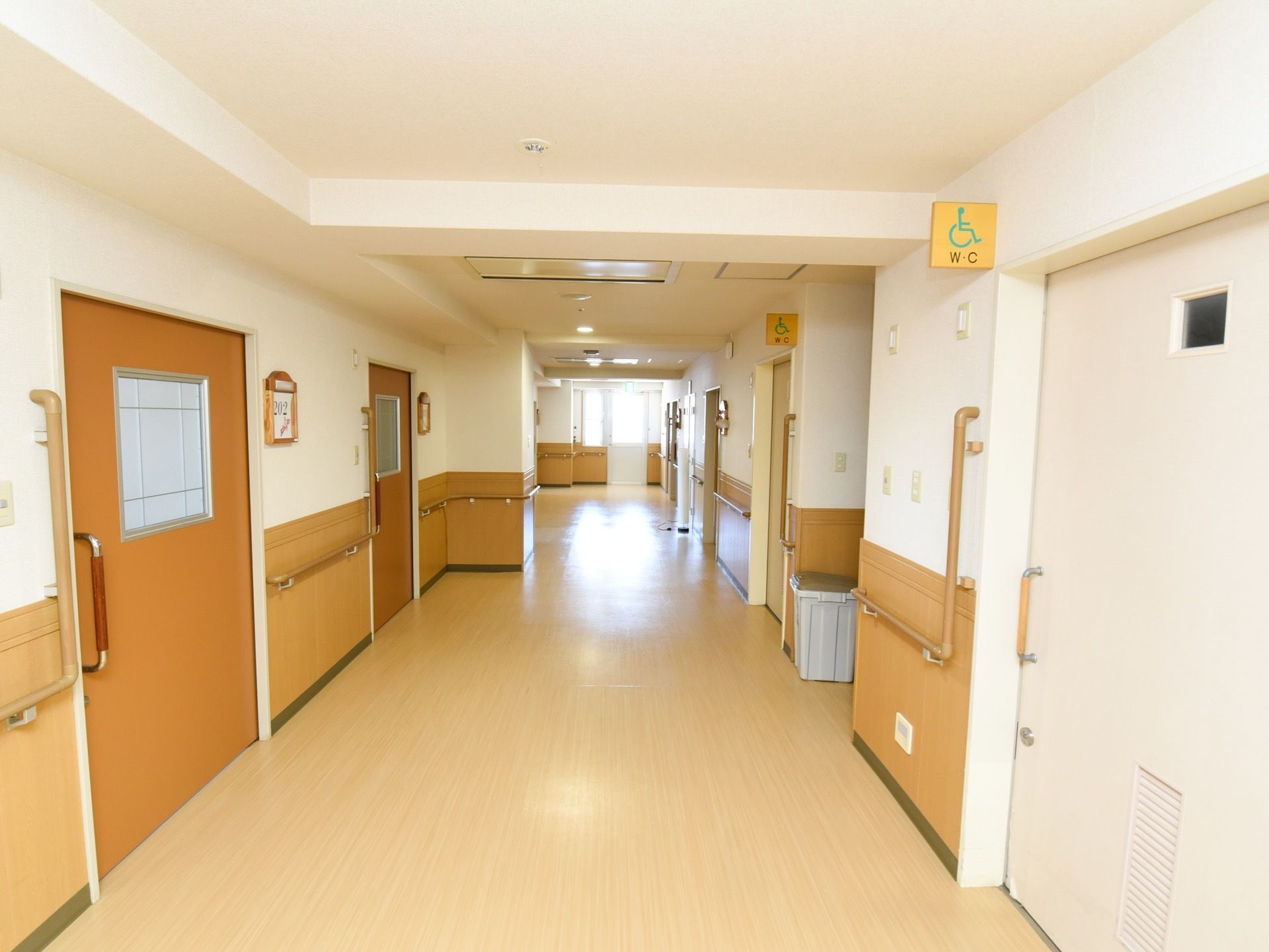各居室前の通路である。通路は幅広く、手すりも全ての壁に設置している。床は全面バリアフリーなため、車椅子でも安心して通れる設計である。