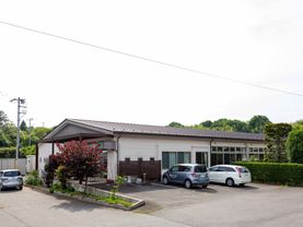 駐車場を完備した介護付き有料老人ホームである。家庭的な雰囲気の中、ベテランスタッフによる生活のサポートや24時間体制での見守りが自慢である。