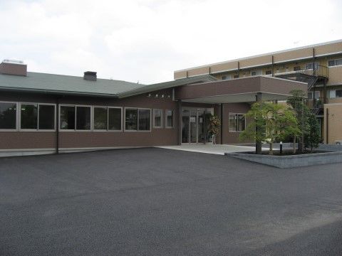 建物前は、どこに車を停めても邪魔にならないほどの広いスペースが確保されている。駐車場以外にも気軽に車が停められる。