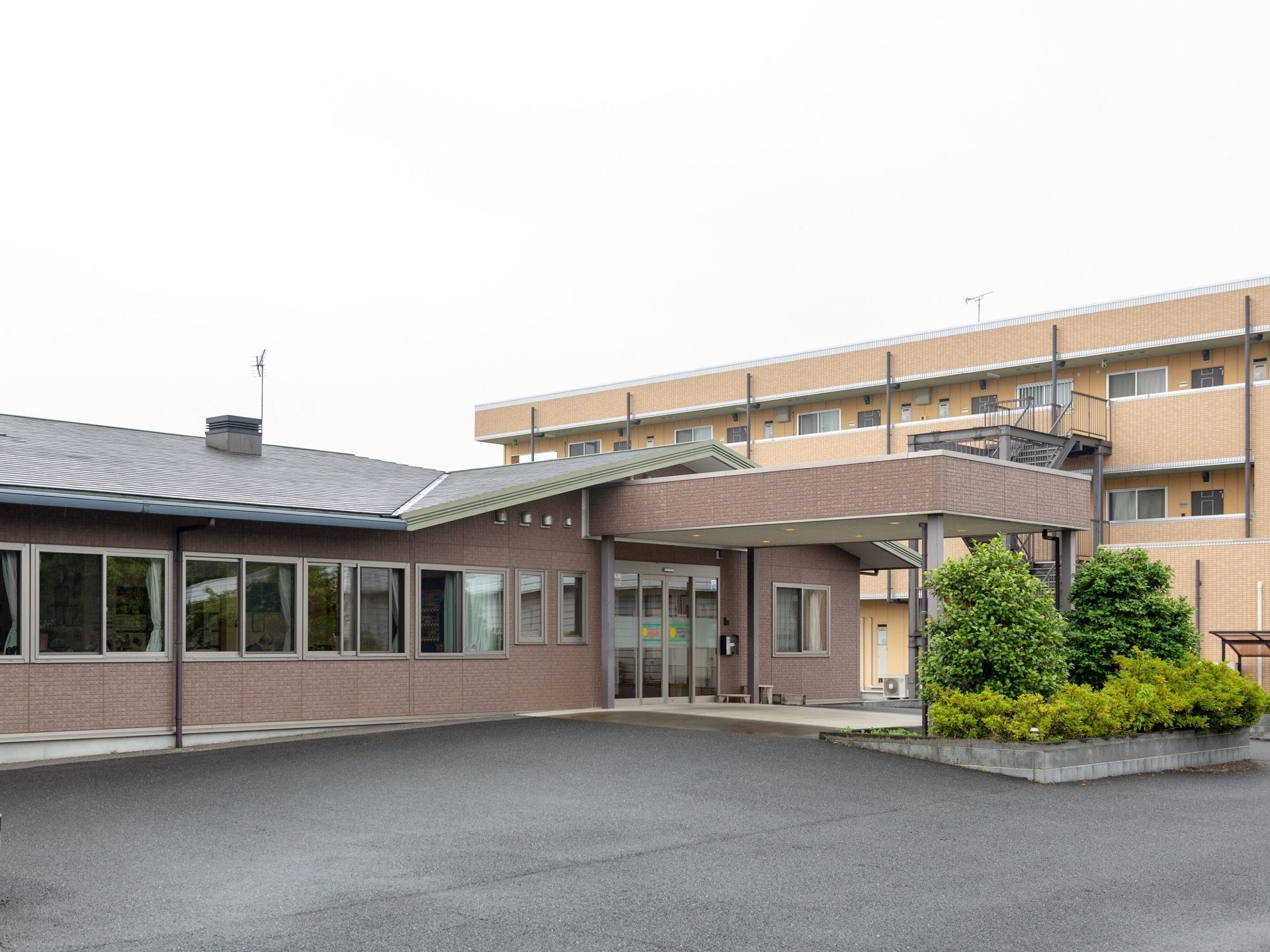 レンガ調の大きな建物である。入口は自動開閉式のドアがある。入口までがスロープ状になっており、車を横に停めることが可能である。