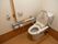 入居者様に安全にトイレを使用してもらえるように、手すりや安全バーを設置している。緊急の際にも呼び出しボタンでスタッフが駆け付けるので安心だ。