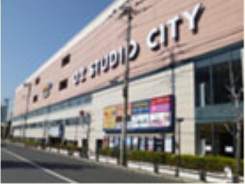 施設の近くには大型の商業施設がある。駐車スペースが十分あるので、ご家族と一緒にショッピングや映画鑑賞をすることができる。
