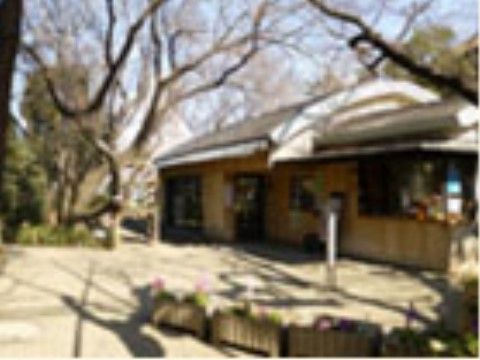 地域の方の憩いの場となっている公園である。園内には木造の共通スペースがあり、様々な活動に利用されている。