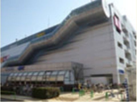 立体駐車場が併設されている大型商業施設が、施設近くにある。食料品や消耗品などの生活必需品を手に入れることができる。