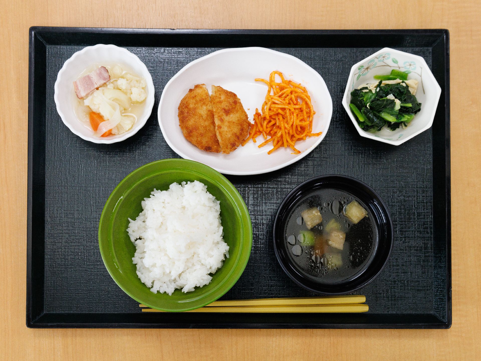 ごはんとミートスパゲティのある食事