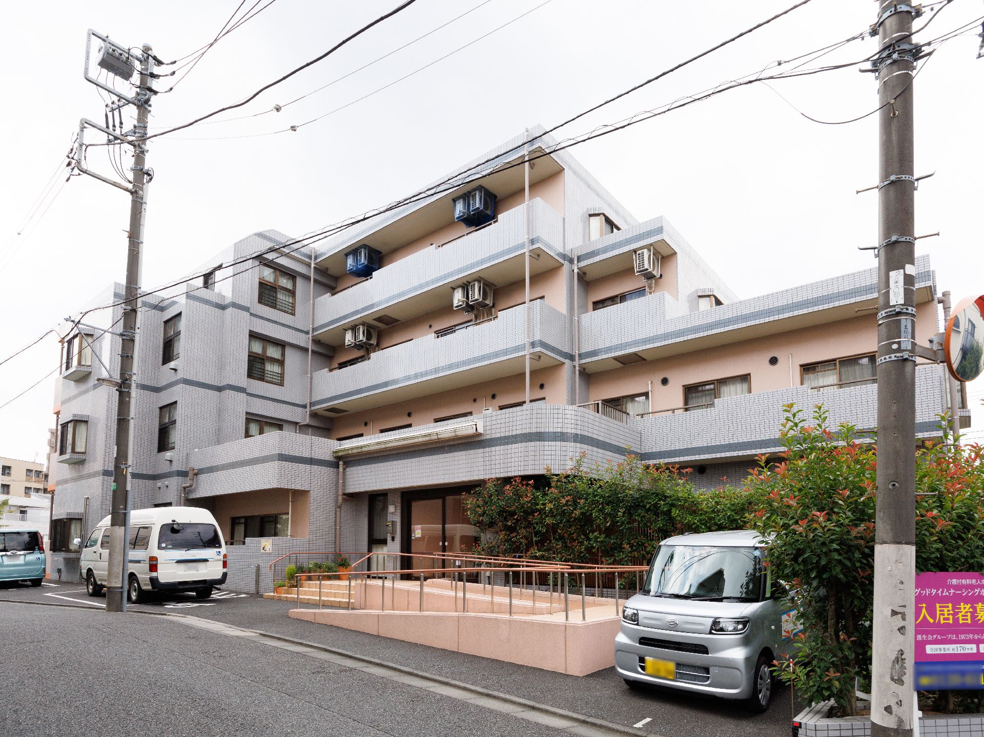 地上４階建ての落ち着いた色調の老人ホーム