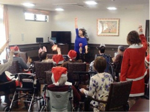 入居者が座る共有スペース