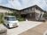 エントランスには、屋根が付いている。エントランスまでの階段には手すりが付いている。建物の2階に直接入ることが出来る階段がある。