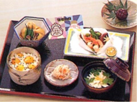栗ご飯と煮物や吸い物が並ぶ特別食